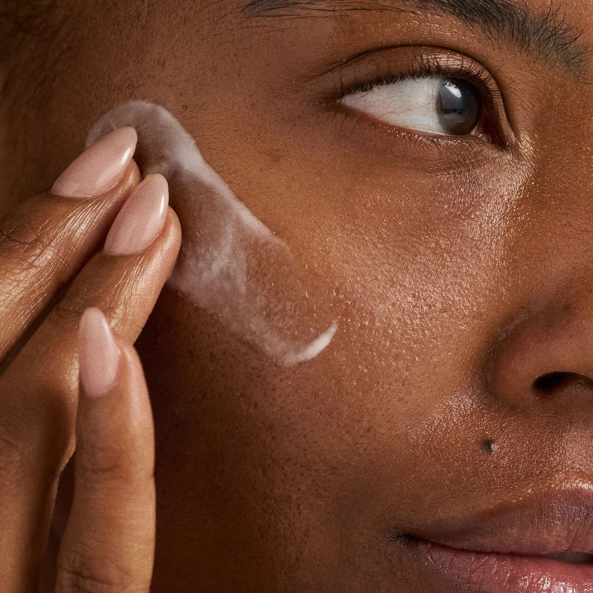 Toepassing van Dermalogica Phyto Nature Oxygen Cream op de wang