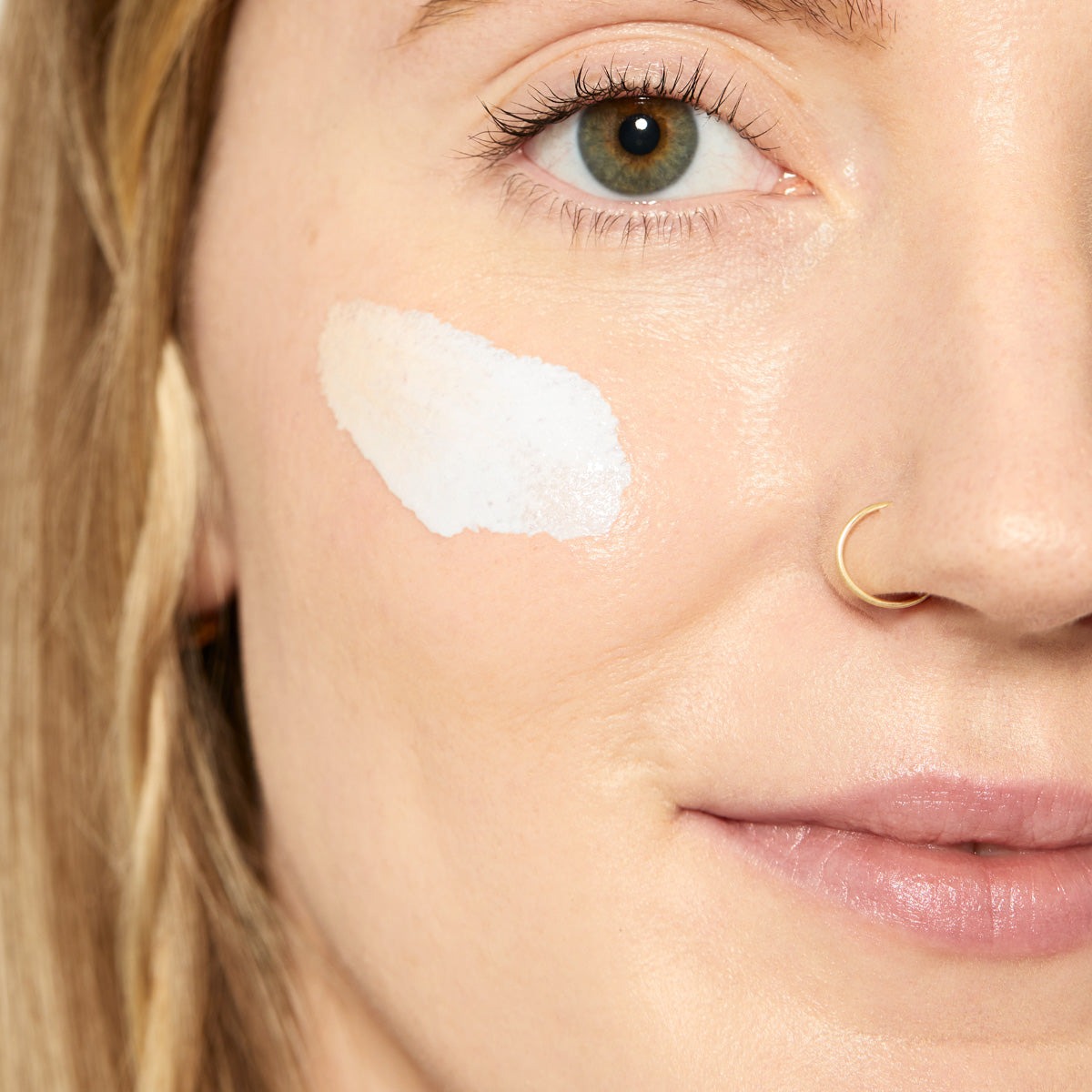 Dermalogica Porescreen SPF40 aangebracht op de wang van een model