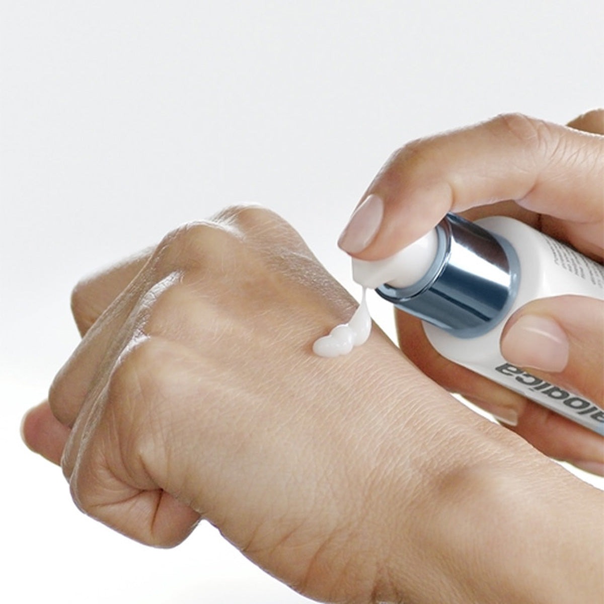 Pro-Collagen Banking Serum wordt met een pomp op een hand gedoseerd